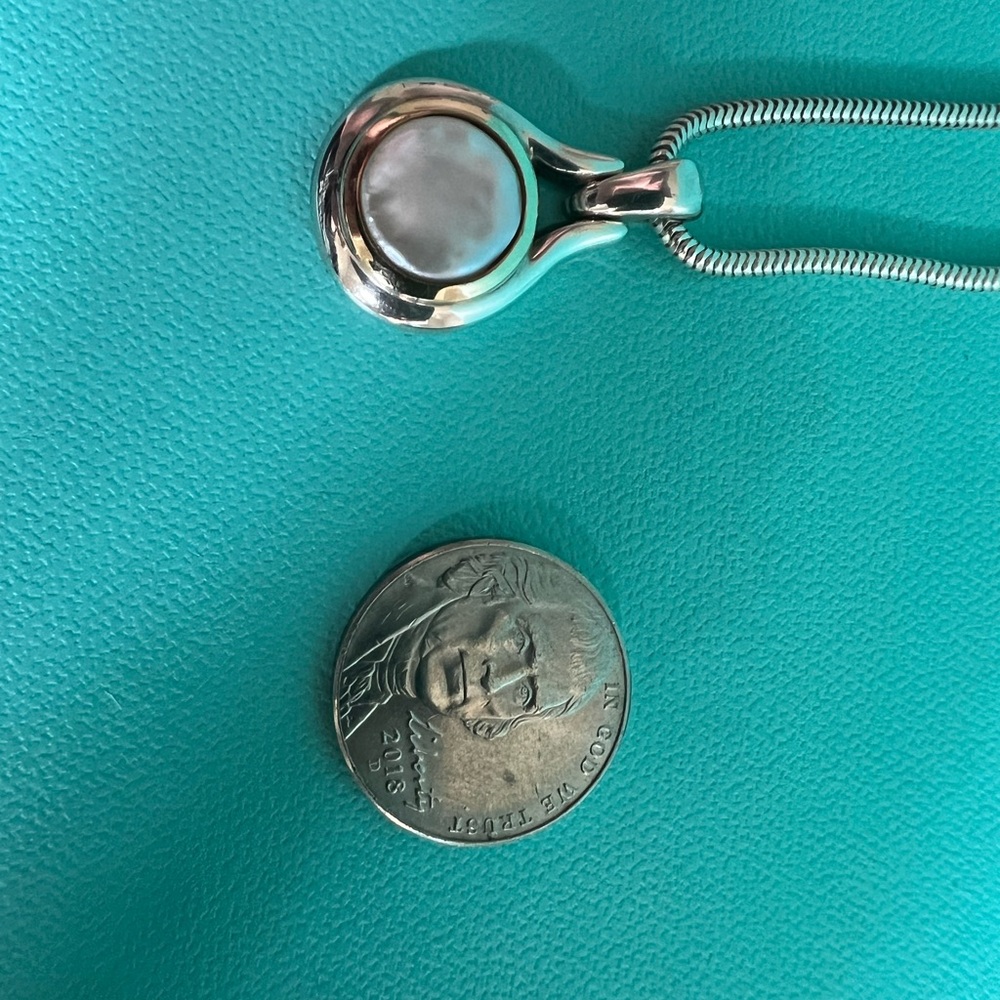 🌸🌸 Authentic Tiffany & Co. RARE Mother of Pearl Round Necklace - Picture 11 of 14